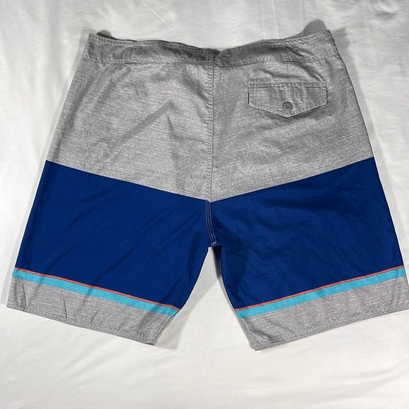 Old Navy mens multicolor striped polyester 8" inseam board shorts - size XL - Picture 3 of 9